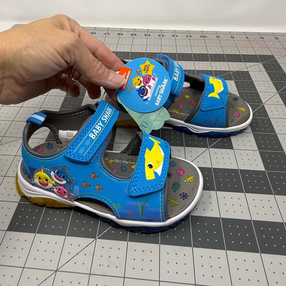 NWT Nickelodeon Baby Shark light up Kids Sandals Sz 8 (ZHOGIM) - Picture 5 of 7